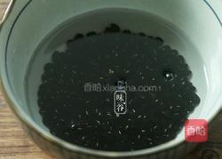 黑豆杜仲猪尾汤的做法图解2
