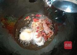 酸菜炖鸡架的做法图解3