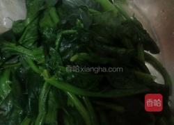 菠菜炒肉的做法图解1