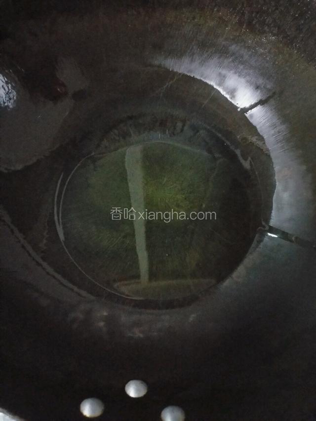锅内热油。油要稍微比平时多一丁点，鸡蛋比较吸油。