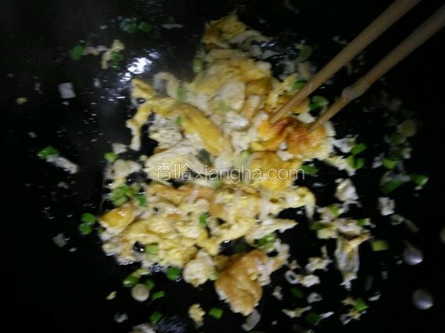 翻炒好的蒜苗鸡蛋。
