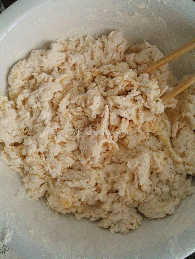 缓慢倒入牛奶(面粉的吸水量不同)搅拌成无干粉状态