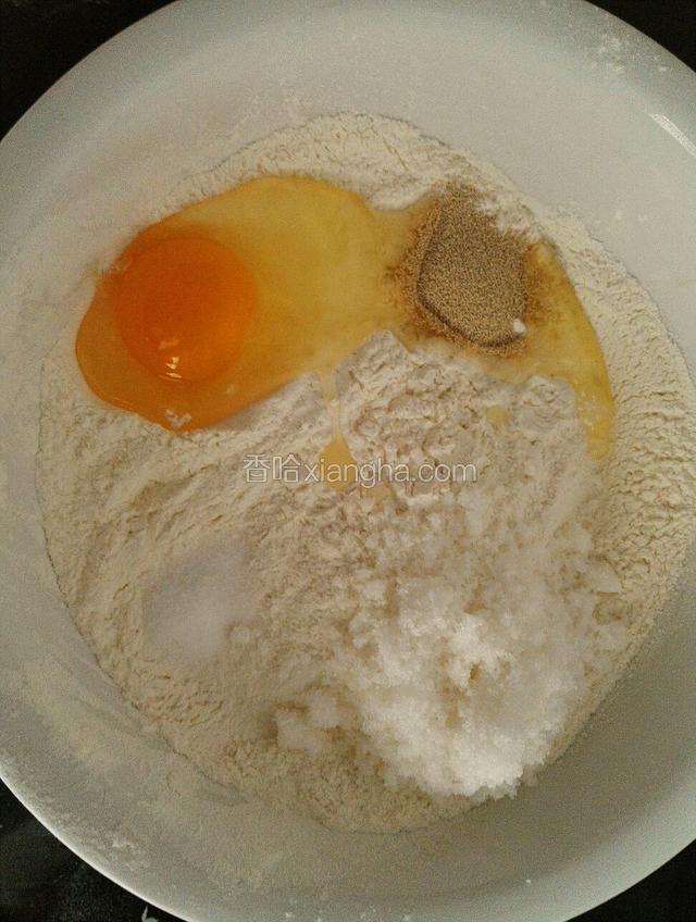 除黄油以外所有材料放入容器