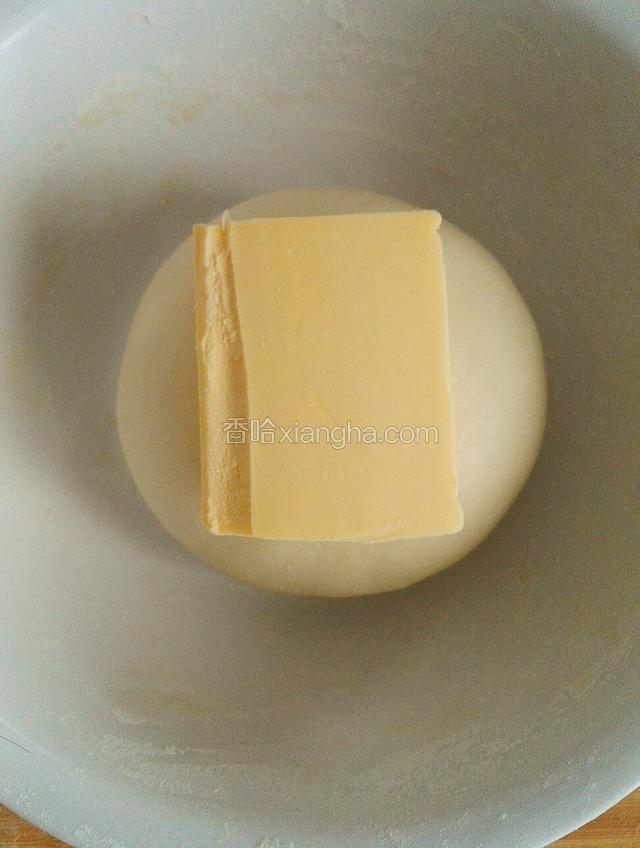 揉成光滑面团加入软化的黄油