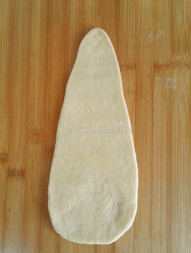 醒好后拿一个面团擀成上小下大的胡萝卜形