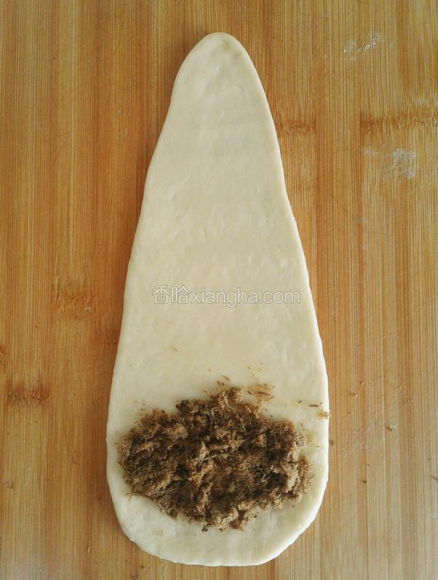 在下面放少许肉松