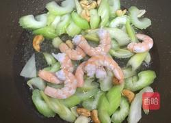 西芹腰果虾仁的做法图解8