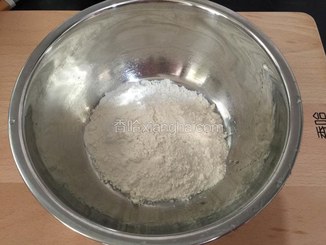 把面粉倒入干净的碗里。