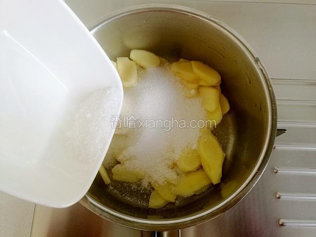 泡好的姜片放入煮锅中，加入白糖。