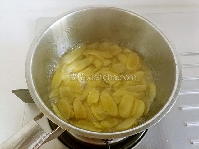 大火煮沸后改小火熬煮，把加的水分以及姜里面的水分都熬出来。