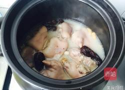滑滑嫩嫩猪蹄奶白汤的做法图解7