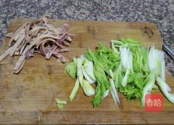 芹菜炒鱿鱼干的做法图解1