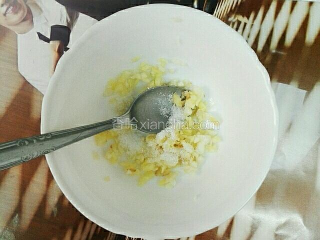 姜蒜末加一勺糖放在碗里。