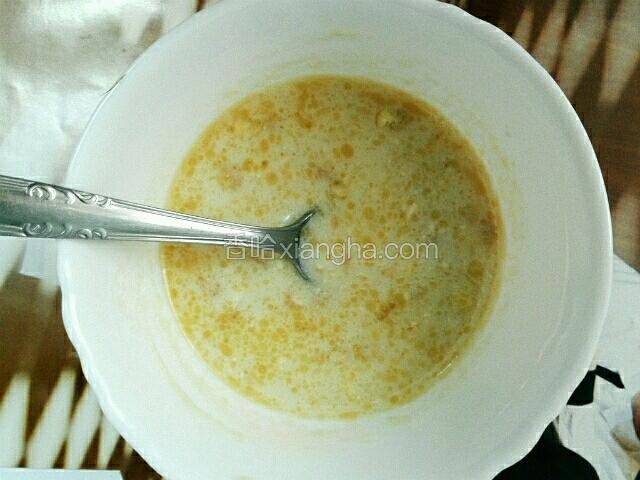 加入温水，腐乳压碎。
