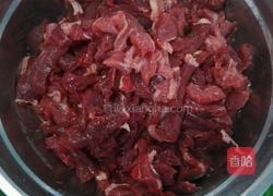 孜然牛肉墨鱼花的做法图解2