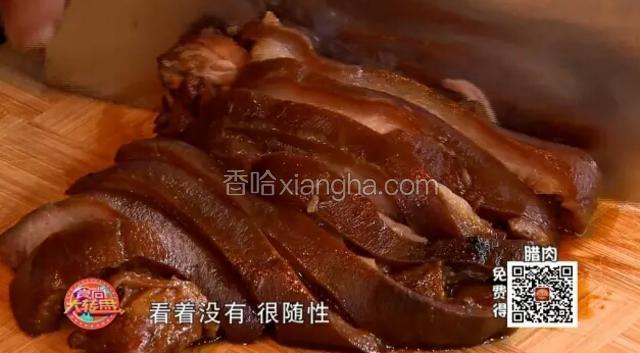 将炖熟的肘子切条，配上香葱、姜片、冰糖，上锅再蒸40分钟后，滤掉被逼出的油脂，将炖烂的肘子切成肉丁。