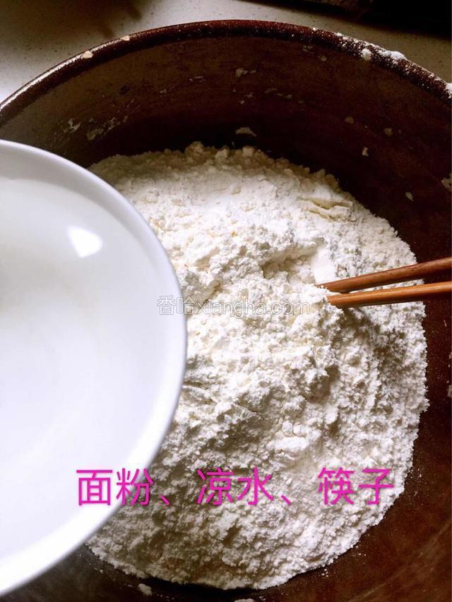 准备材料，用筷子搅拌，不会弄一手！