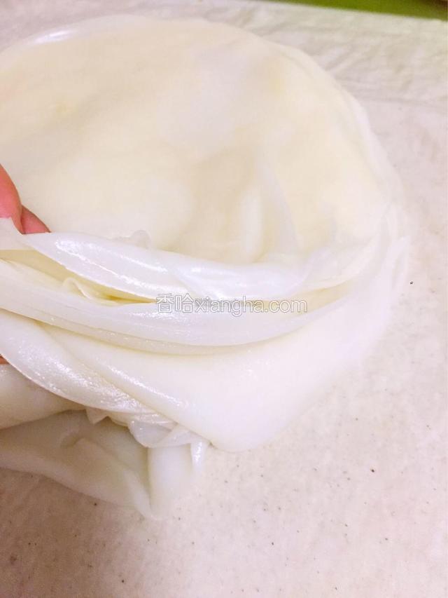 一个一个摞起来就好了，怕沾点话，可以适量摸些油！我没有弄，也不沾！摊完，用保鲜膜包起来，不会干！