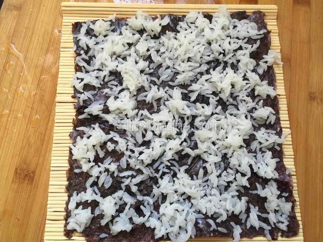 薄薄的铺一层米饭在紫菜上。
