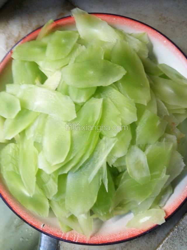 把莴苣切成薄片