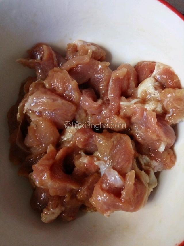 切好瘦肉，用油，盐，酱油，生粉腌制（生粉腌肉可以让肉更加滑）