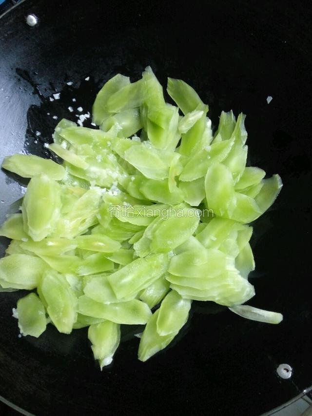 放入莴苣翻遍片刻，再加入酱油和盐