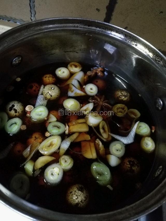 再依次加入，盐，鸡精，老抽。