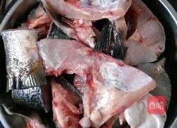 大头菜焖鲩鱼的做法图解1