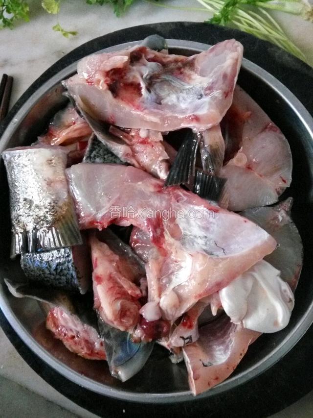 把鲩鱼洗干净并晾干水，用盐把鱼腌制一下