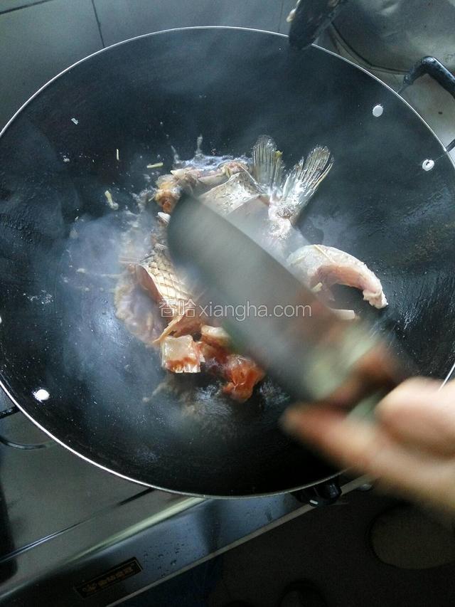 倒入酱油和料酒混合而成的酱料