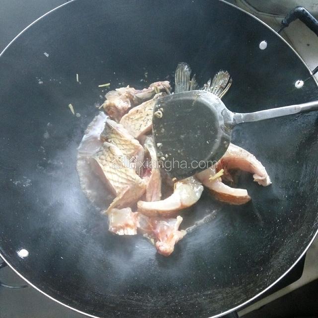 适当翻遍鲩鱼，防止粘锅