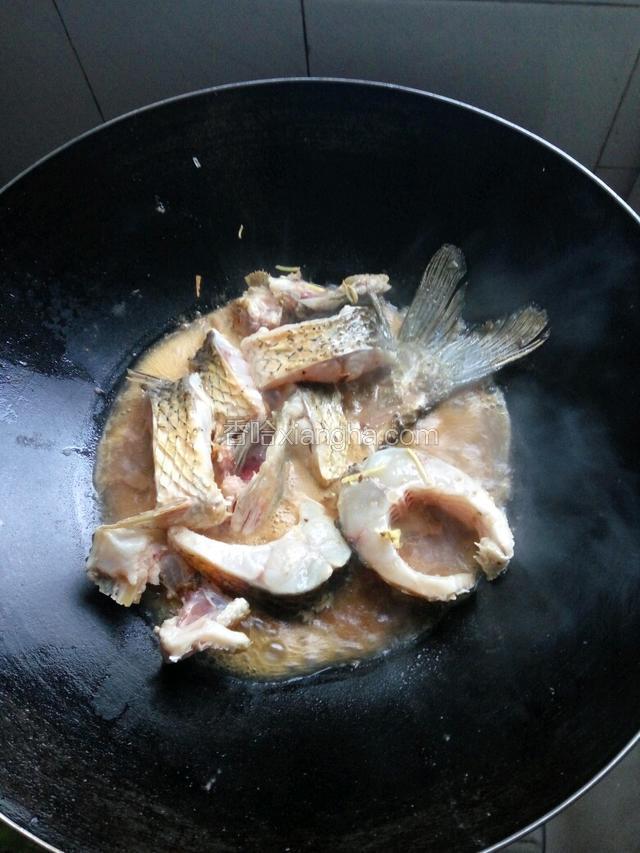 倒入接近鱼面的水