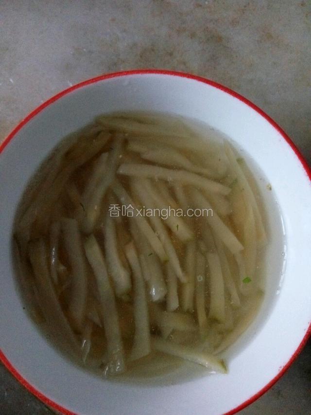 把大头菜提前浸泡好并切成丝