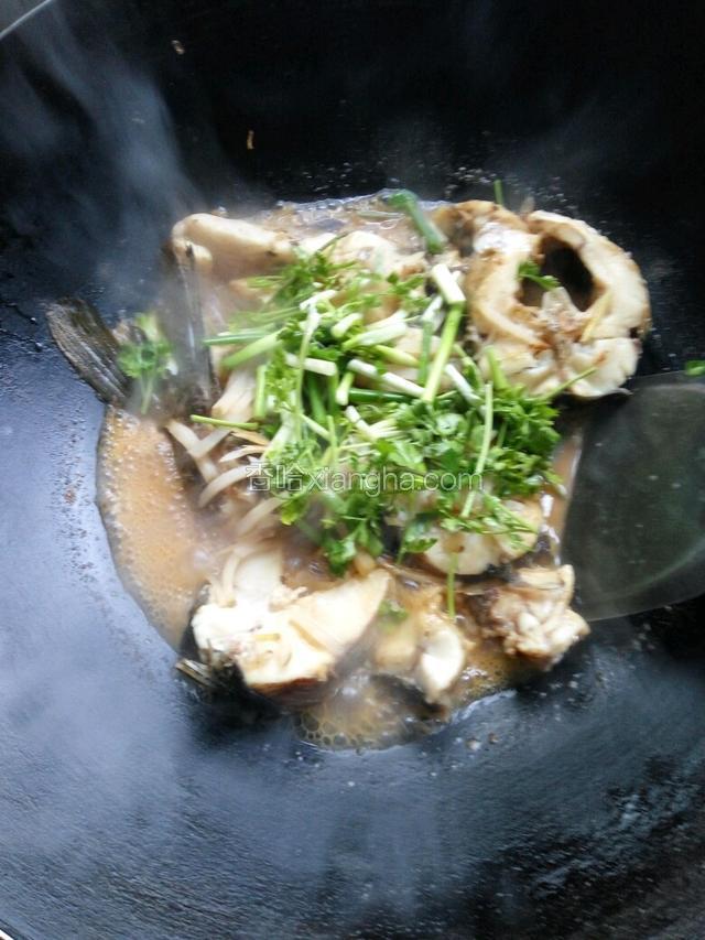 把葱和芫荽放入即可，由于大头菜本身具有咸味，因此不需要加入太多盐