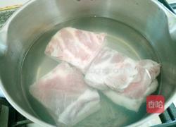 酱油扣肉的做法图解1