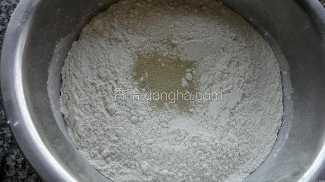 面粉中放入发酵粉搅拌均匀！