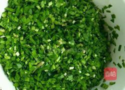 虾仁韭菜鸡蛋饺子馅的做法图解2