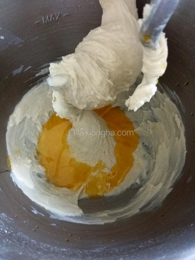将液态酥油倒入，倒入液态酥油的时候一定要先慢速搅拌混合均匀。再高速进行搅拌出膜。