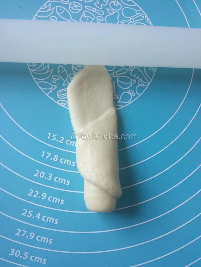 十分钟以后，顺着这个面卷擀成长条