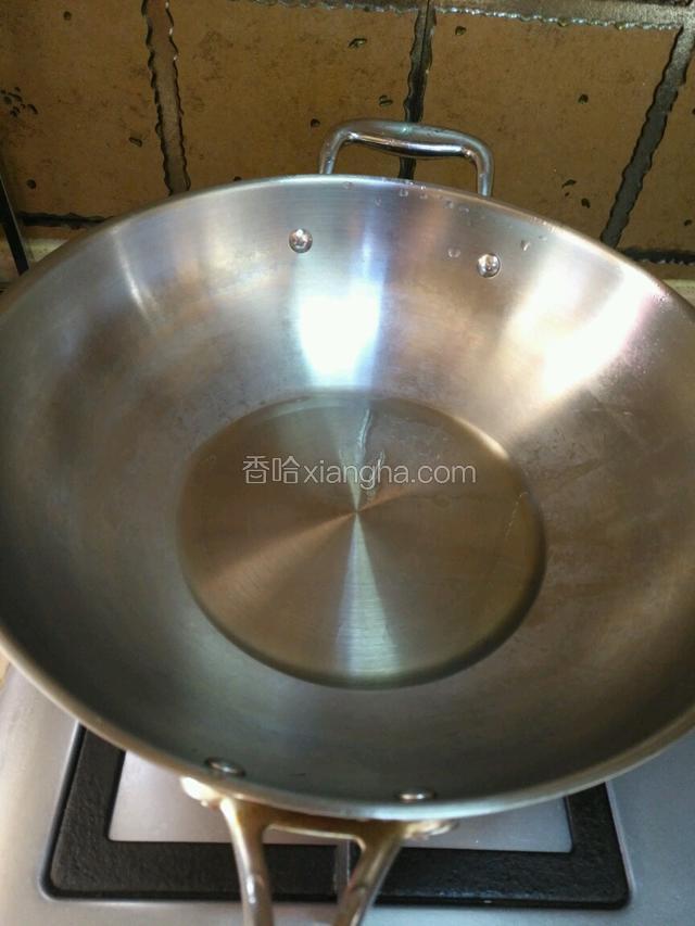 锅里加入少量油。