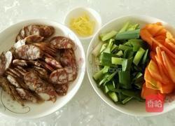 胡萝卜炒腊肠的做法图解1