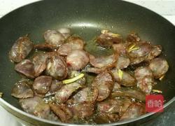 胡萝卜炒腊肠的做法图解5