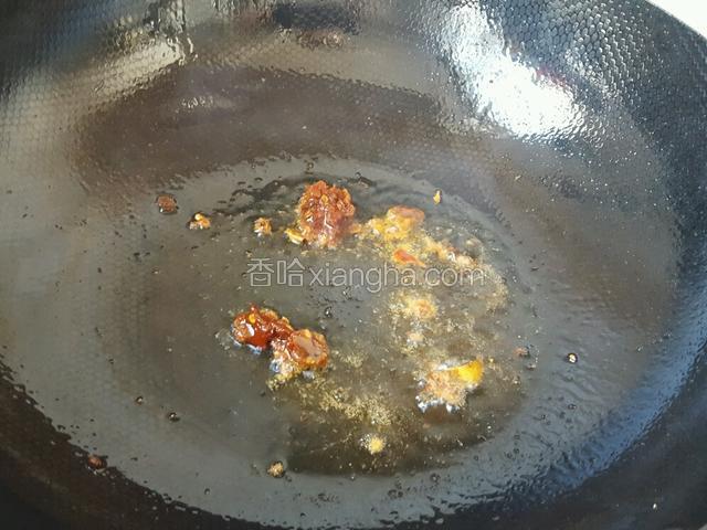 放入一勺子邯郸豆瓣酱！