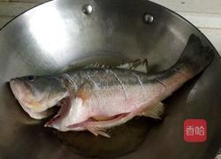 葱烧鲈鱼的做法图解2