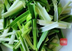 羊肉炒青蒜的做法图解1