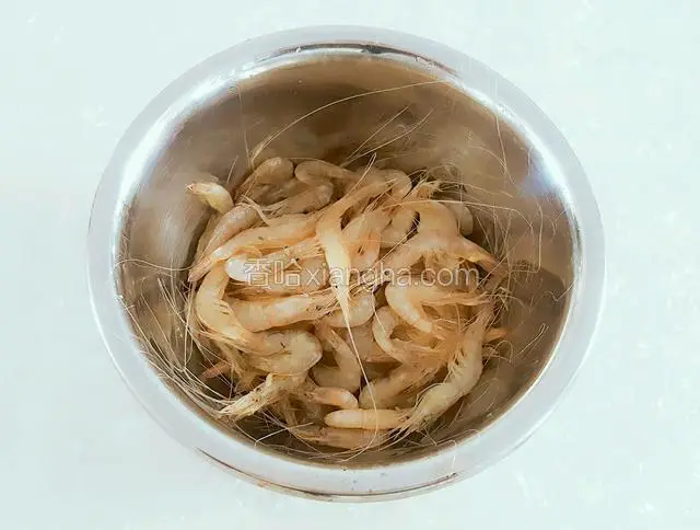 买回的青虾挑去杂质，用清水洗净备用。