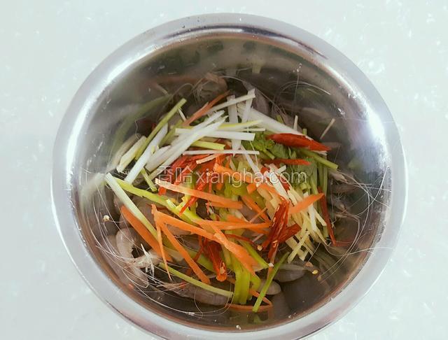 将切好备用的葱丝等全部放入盆内，加入鸡精拌均。