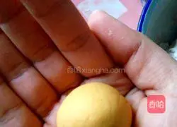 Illustration of kneading sweet potato glutinous rice balls with taro filling 12