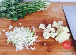 铁锅炖小笨鸡的做法图解1