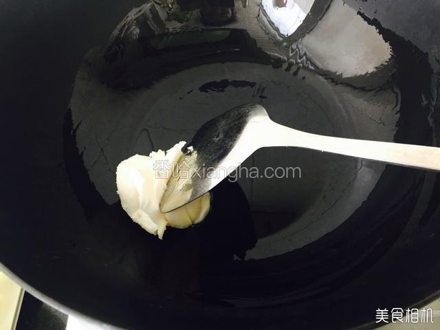 大油待锅烧热把油放里，慢慢化开就可以炒姜蒜